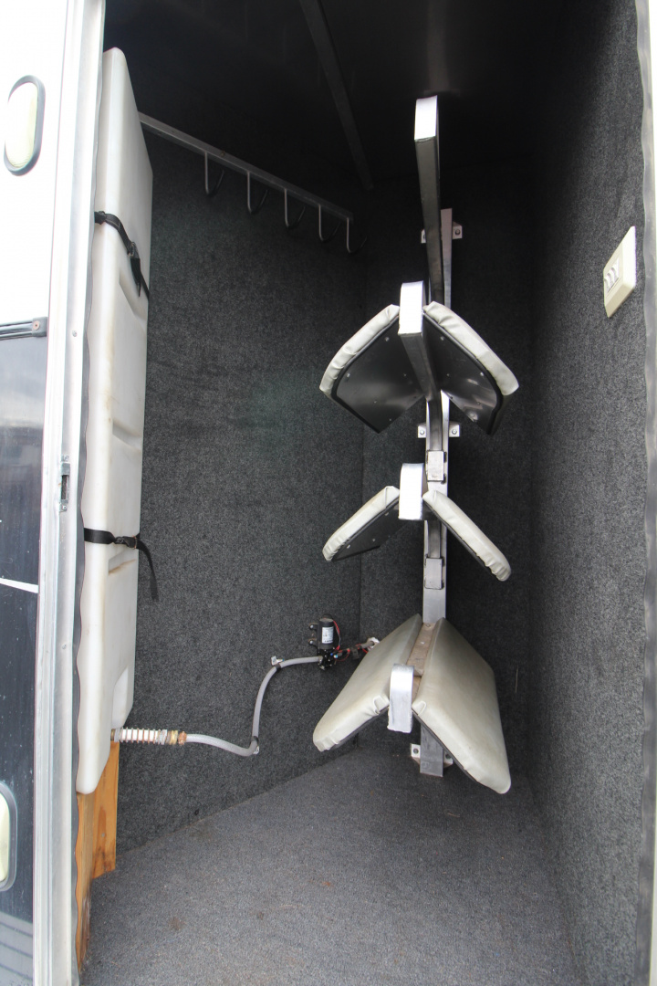 Used 2004 Classic Weekender LQ 3 Horse Trailer - Side tack - Mangers - Dinette & Kitchenette