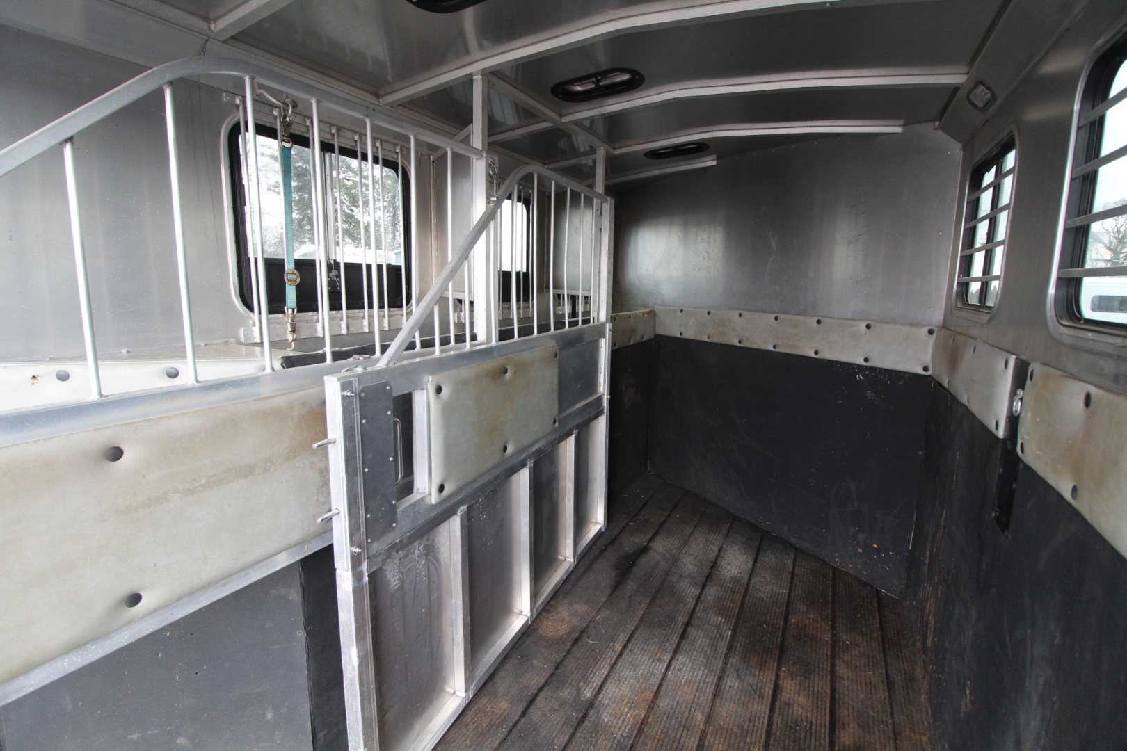 Used 2004 Classic Weekender LQ 3 Horse Trailer - Side tack - Mangers - Dinette & Kitchenette