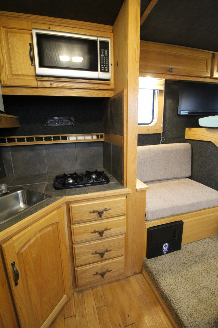 Used 2004 Classic Weekender LQ 3 Horse Trailer - Side tack - Mangers - Dinette & Kitchenette
