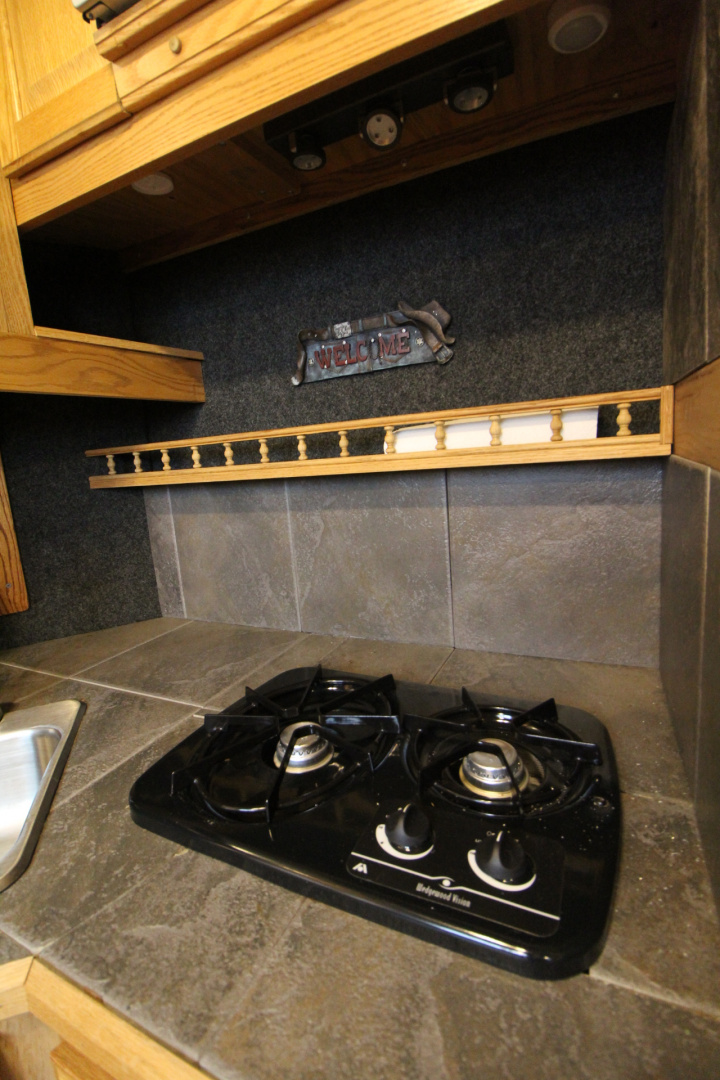 Used 2004 Classic Weekender LQ 3 Horse Trailer - Side tack - Mangers - Dinette & Kitchenette