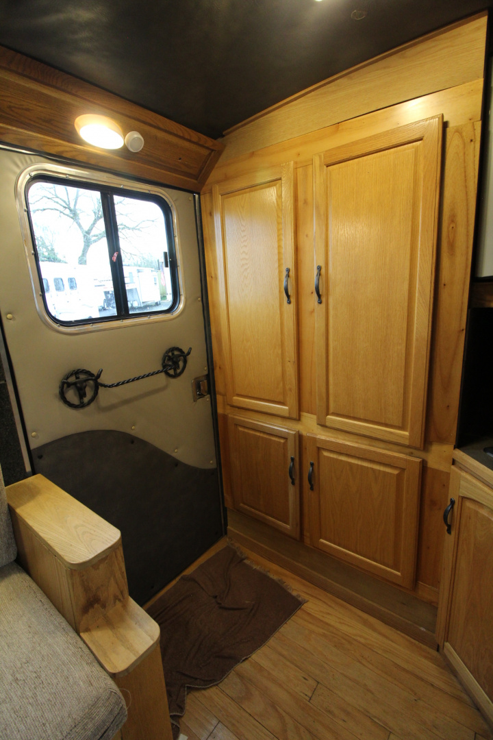 Used 2004 Classic Weekender LQ 3 Horse Trailer - Side tack - Mangers - Dinette & Kitchenette