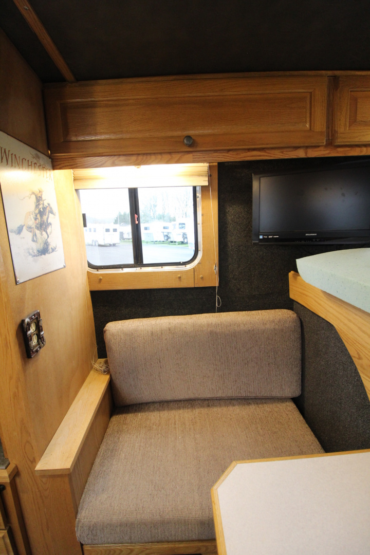 Used 2004 Classic Weekender LQ 3 Horse Trailer - Side tack - Mangers - Dinette & Kitchenette