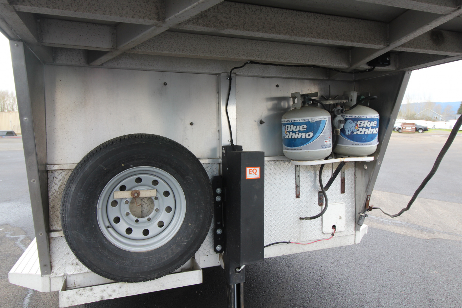 Used 2004 Classic Weekender LQ 3 Horse Trailer - Side tack - Mangers - Dinette & Kitchenette
