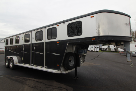 Used 2004 Classic Weekender LQ 3 Horse Trailer - Side tack - Mangers - Dinette & Kitchenette