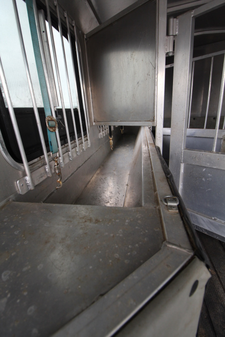 Used 2004 Classic Weekender LQ 3 Horse Trailer - Side tack - Mangers - Dinette & Kitchenette