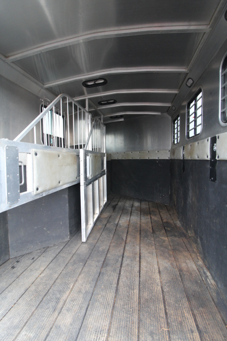 Used 2004 Classic Weekender LQ 3 Horse Trailer - Side tack - Mangers - Dinette & Kitchenette