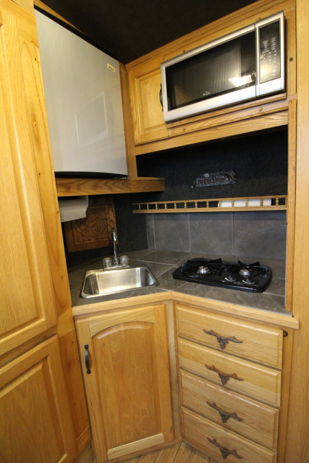Used 2004 Classic Weekender LQ 3 Horse Trailer - Side tack - Mangers - Dinette & Kitchenette