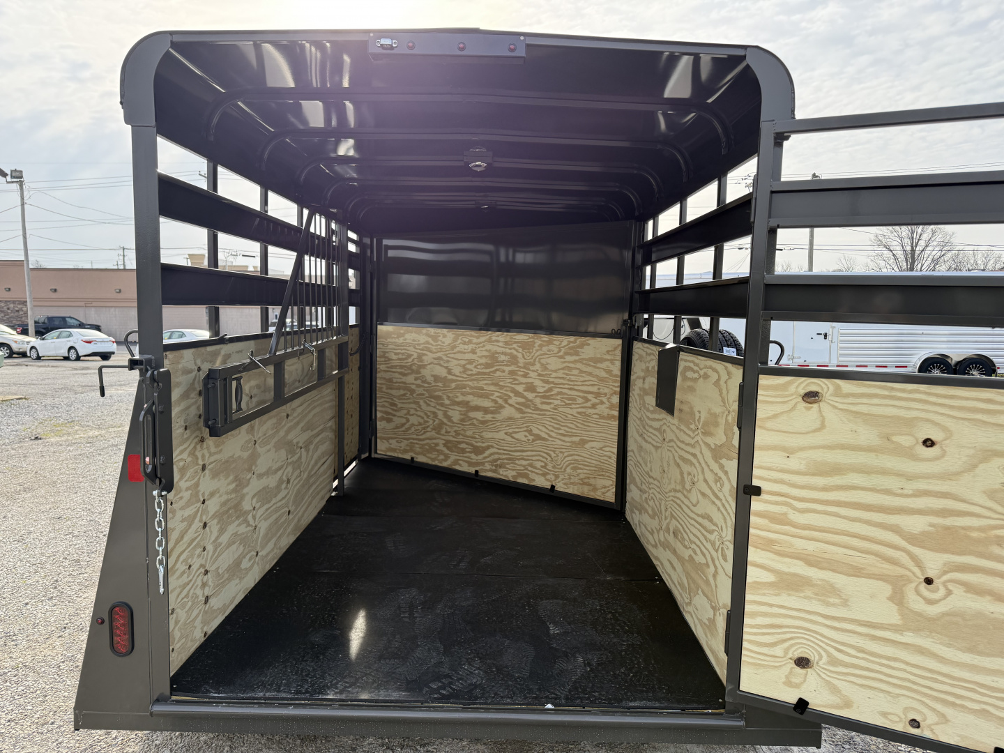 New 2026 Valley Trailers 2 Horse Slant Load Deluxe 7' Tall