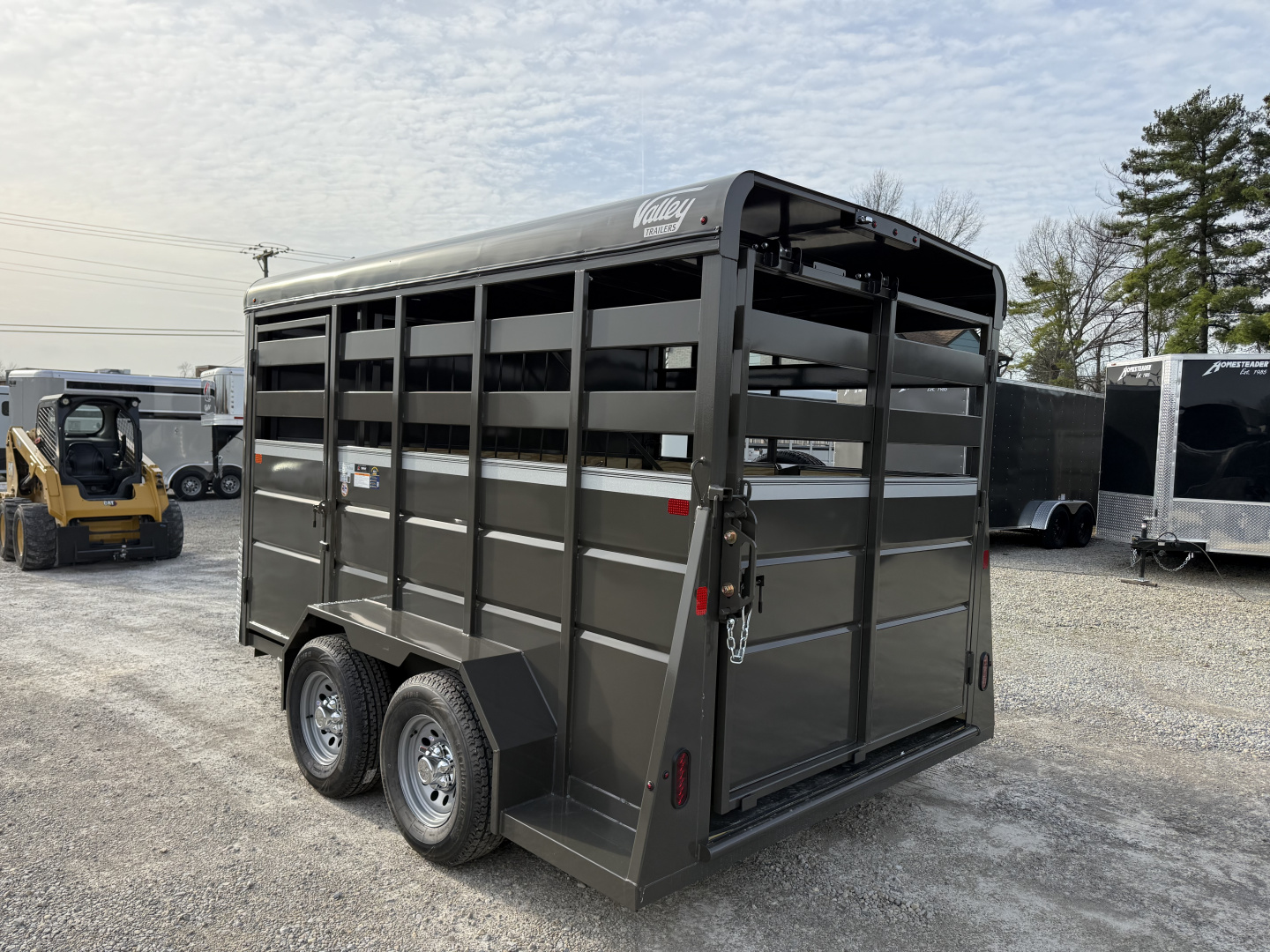 New 2026 Valley Trailers 2 Horse Slant Load Deluxe 7' Tall