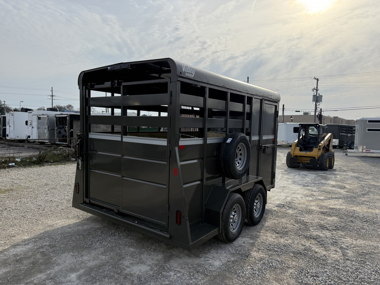 New 2026 Valley Trailers 2 Horse Slant Load Deluxe 7' Tall