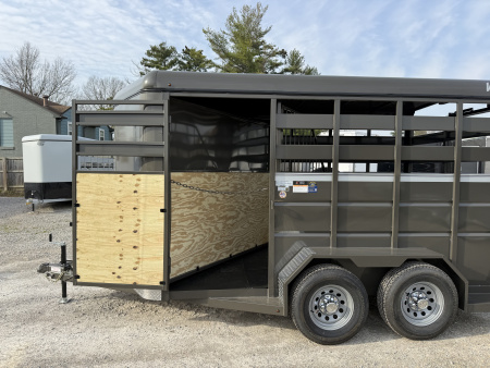New 2026 Valley Trailers 2 Horse Slant Load Deluxe 7' Tall