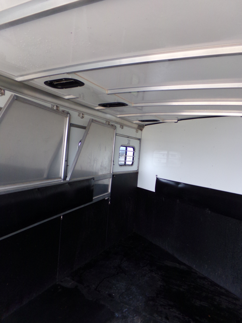 Used 2001 Sundowner Valuelite 3H BP Horse Trailer