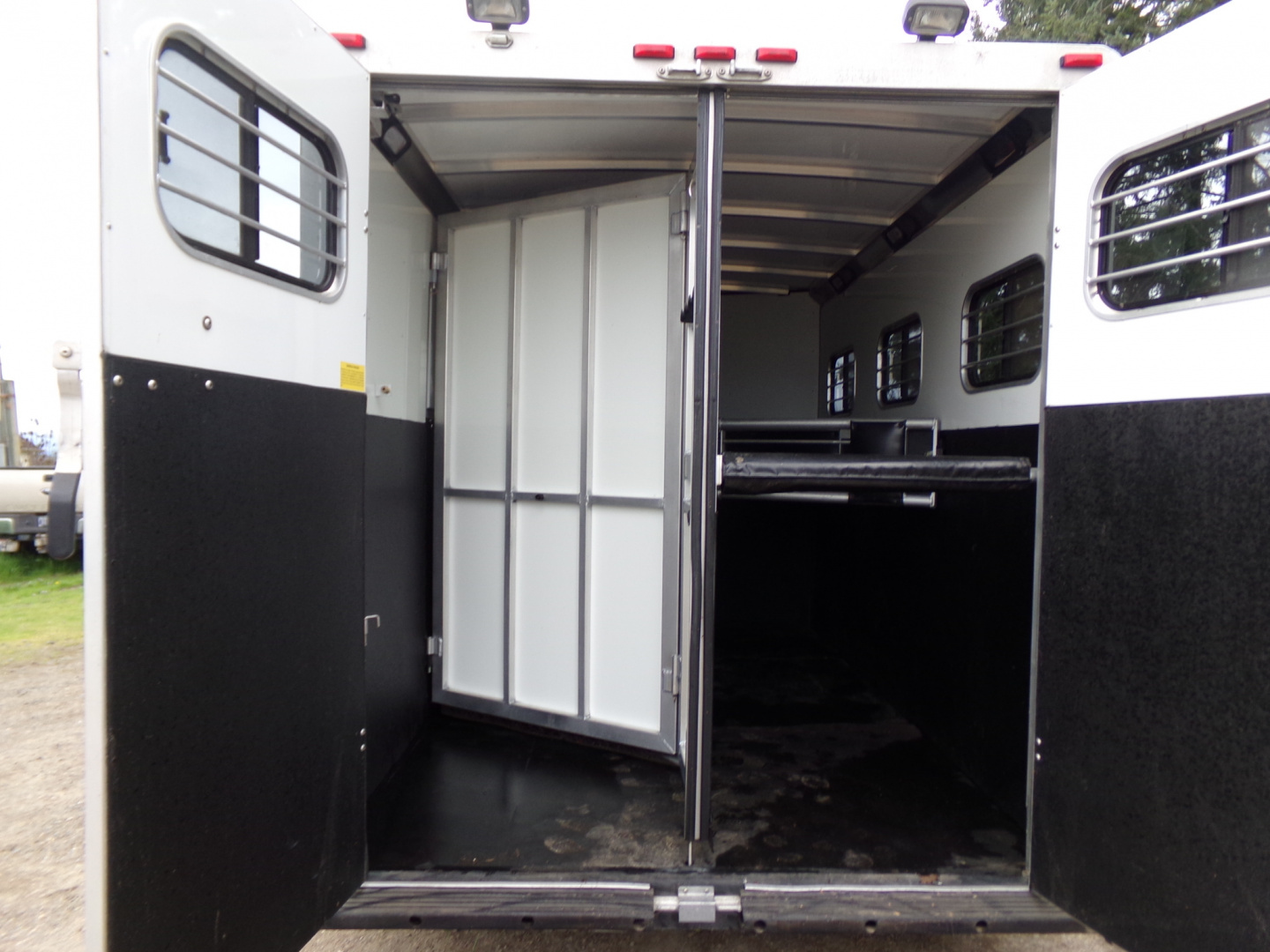 Used 2001 Sundowner Valuelite 3H BP Horse Trailer