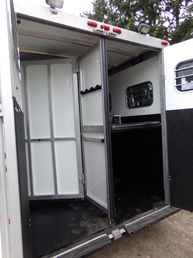 Used 2001 Sundowner Valuelite 3H BP Horse Trailer