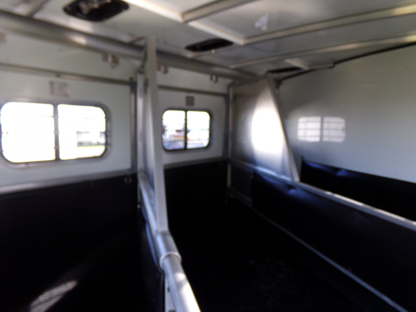 Used 2001 Sundowner Valuelite 3H BP Horse Trailer
