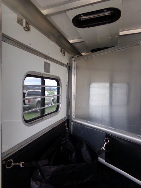 Used 2001 Sundowner Valuelite 3H BP Horse Trailer