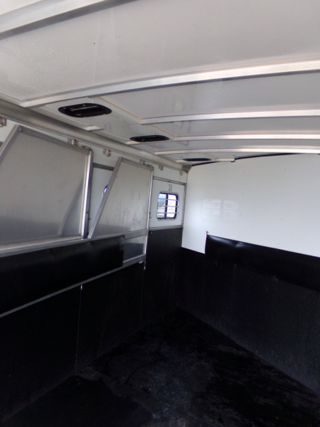 Used 2001 Sundowner Valuelite 3H BP Horse Trailer
