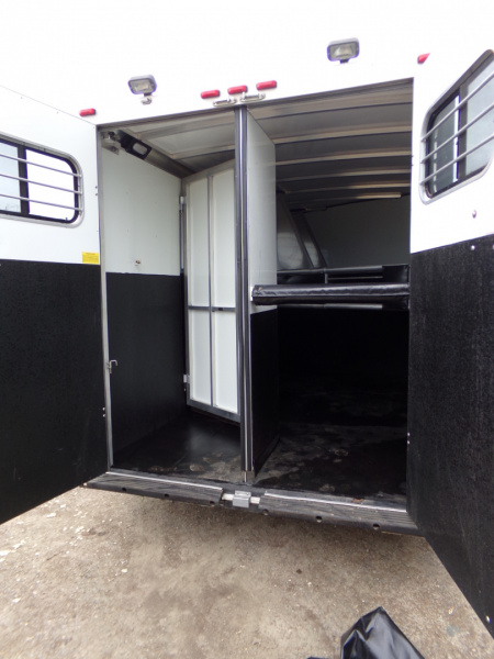 Used 2001 Sundowner Valuelite 3H BP Horse Trailer