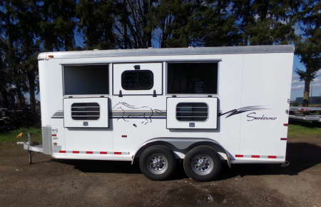 Used 2001 Sundowner Valuelite 3H BP Horse Trailer