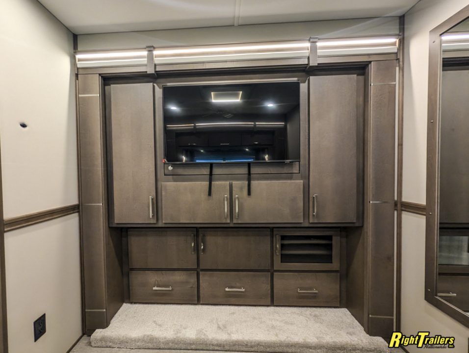 New 2027 Renegade RV Motorhome Peterbilt 589 Class C 45CME - 1.5 Bathrooms