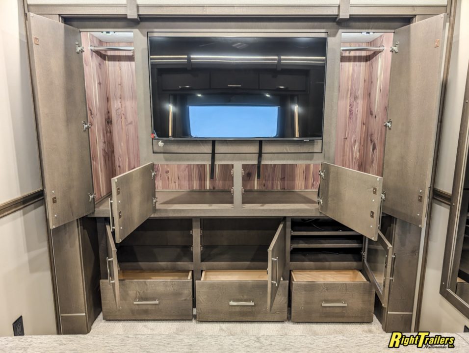 New 2027 Renegade RV Motorhome Peterbilt 589 Class C 45CME - 1.5 Bathrooms