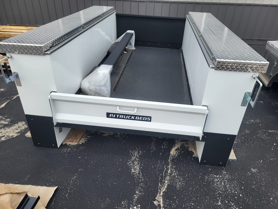 New 2026 CM Truck Beds 98/78VVWWMLG2M