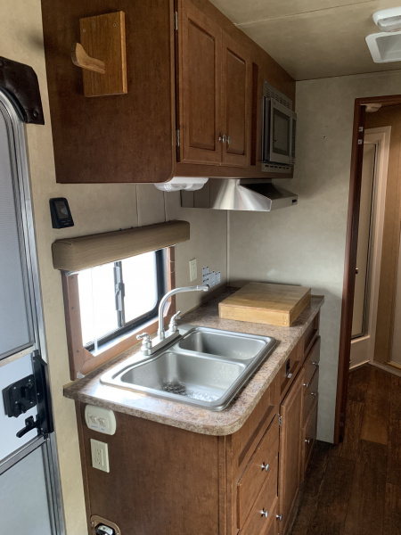 Used 2014 3 Horse Bison Stratus Trailer