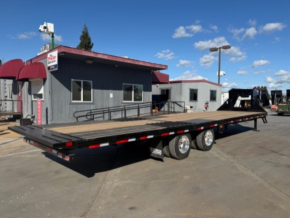 New 2026 Diamond C Trailers FMAX212L32X102 8.5FT X 32FT 25.9K GVW Equipment Trailer