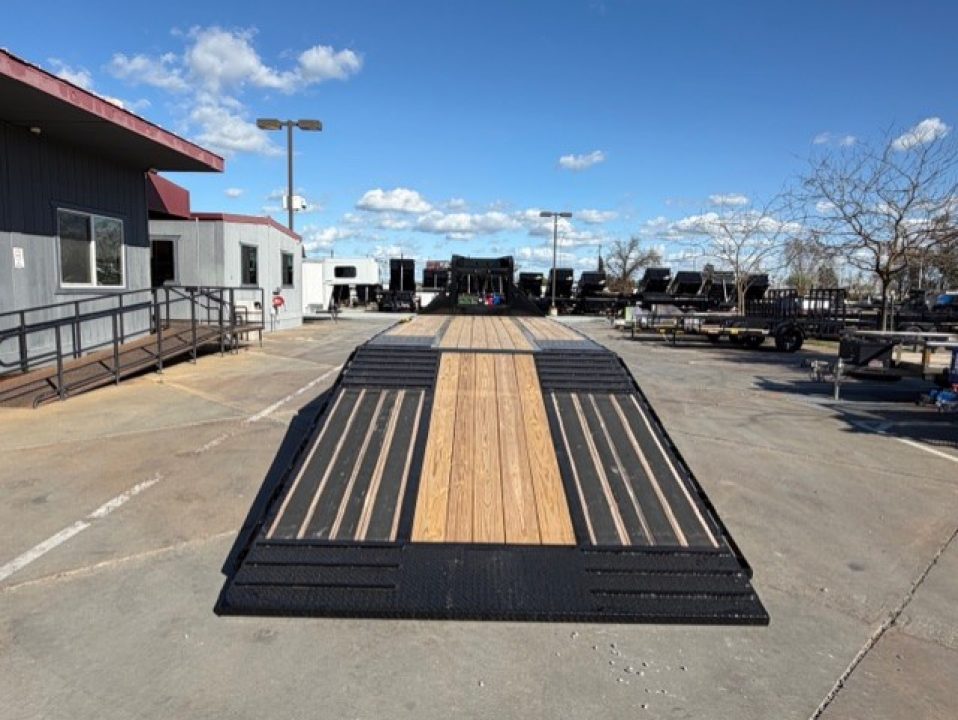 New 2026 Diamond C Trailers FMAX212L32X102 8.5FT X 32FT 25.9K GVW Equipment Trailer