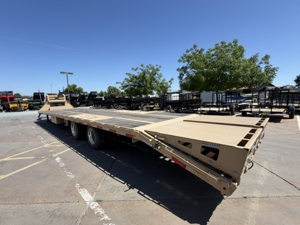 New 2024 Diamond C Trailers FMAX216L40X102MR 8.5FT X 40FT 40K GVW Equipment Trailer