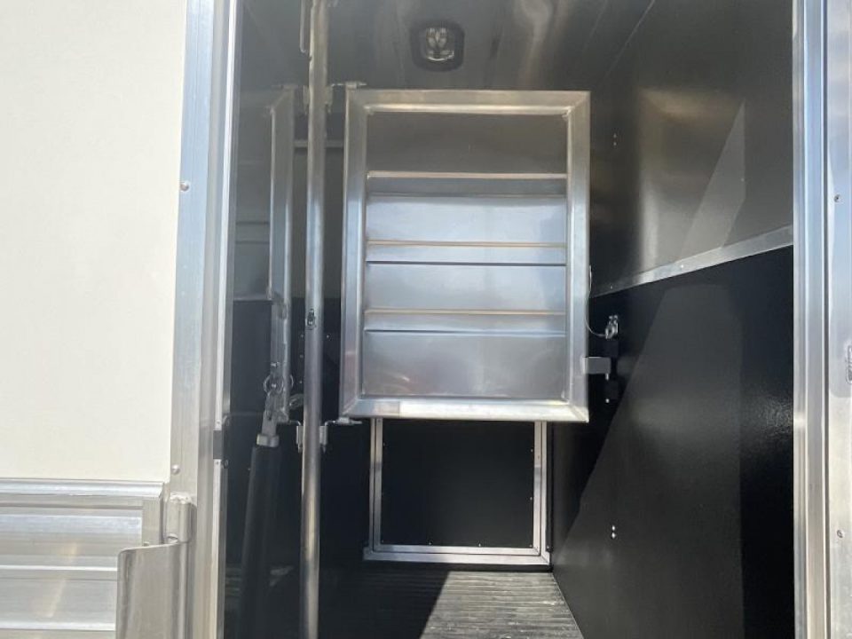 New 2025 Logan Coach BULLSEYE2BPSTR BULLSEYE 2H BP STRAIGHT LOAD Horse Trailer