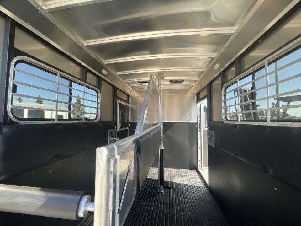 New 2025 Logan Coach BULLSEYE2BPSTR BULLSEYE 2H BP STRAIGHT LOAD Horse Trailer