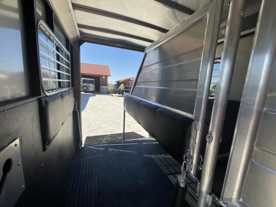 New 2025 Logan Coach BULLSEYE2BPSTR BULLSEYE 2H BP STRAIGHT LOAD Horse Trailer