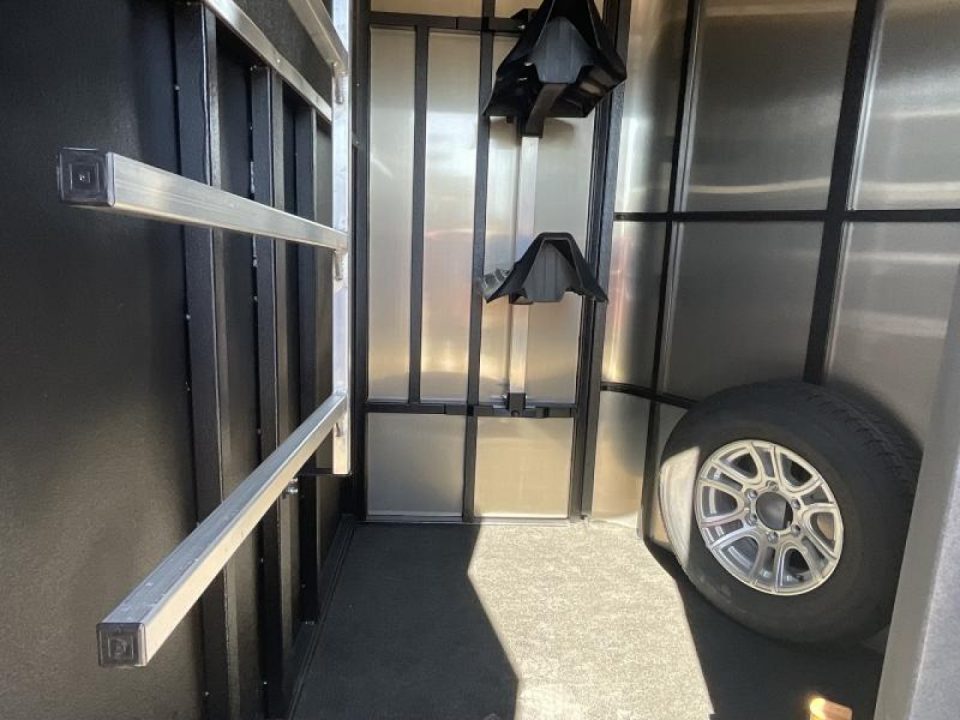 New 2025 Logan Coach BULLSEYE2BPSTR BULLSEYE 2H BP STRAIGHT LOAD Horse Trailer