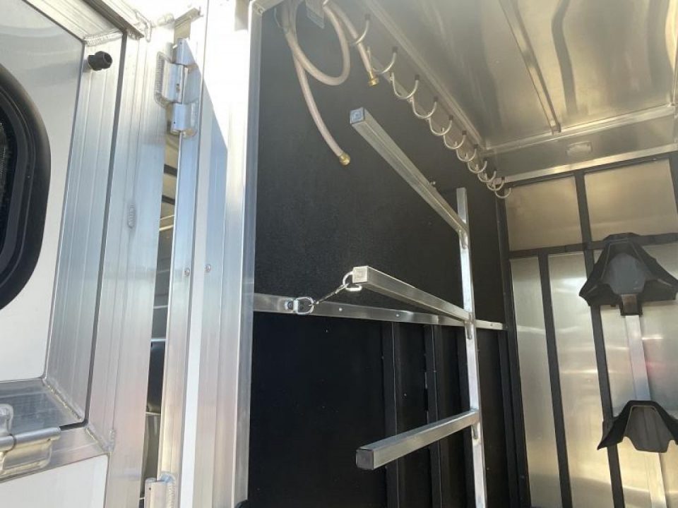 New 2025 Logan Coach BULLSEYE2BPSTR BULLSEYE 2H BP STRAIGHT LOAD Horse Trailer