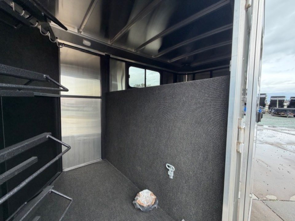 New 2026 Logan Coach CROSSFIRE4GN CROSSFIRE 4 HORSE GN Horse Trailer