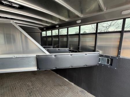 New 2026 Logan Coach CROSSFIRE4GN CROSSFIRE 4 HORSE GN Horse Trailer
