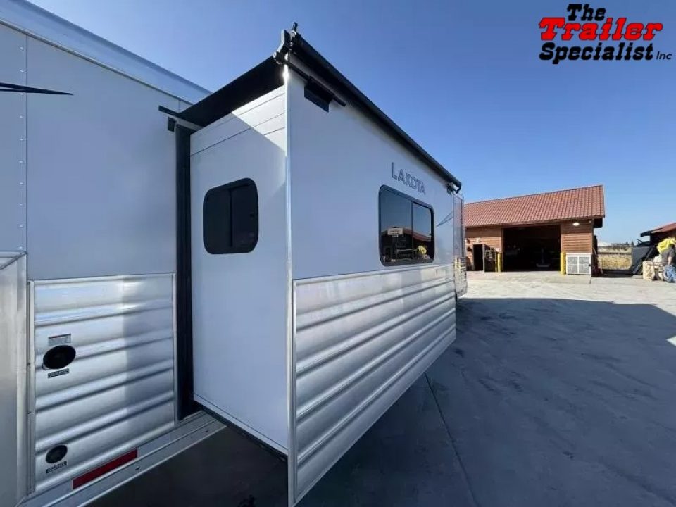 New 2026 Lakota IN8315FKP INFINITY 15FT LQ GN 3H SLANT Horse Trailer
