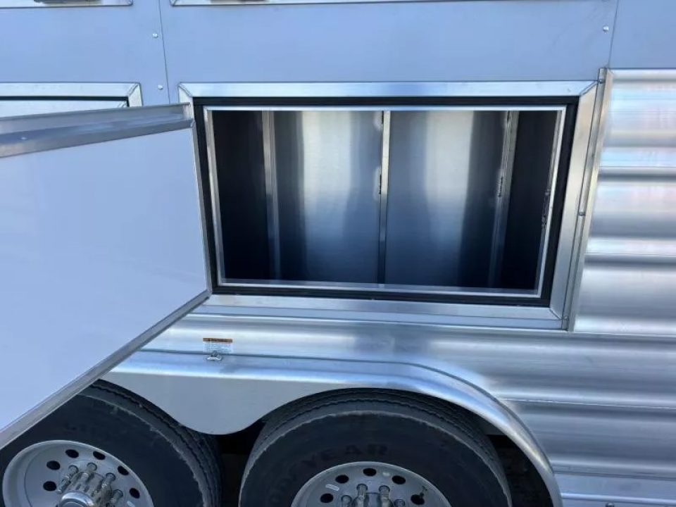 New 2026 Lakota IN8315FKP INFINITY 15FT LQ GN 3H SLANT Horse Trailer