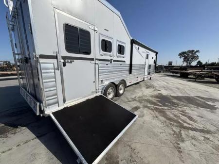 New 2026 Lakota IN8315FKP INFINITY 15FT LQ GN 3H SLANT Horse Trailer
