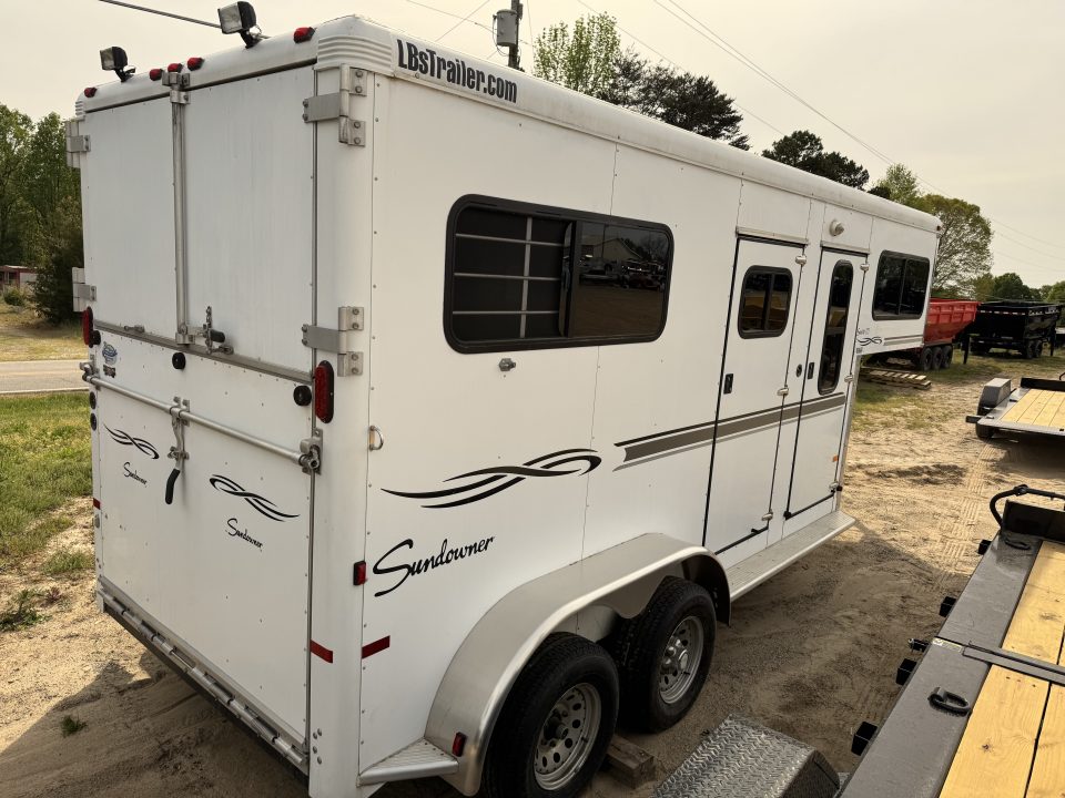 Used 2005 Sundowner Sunlite 777 w/Dress Horse Trailer