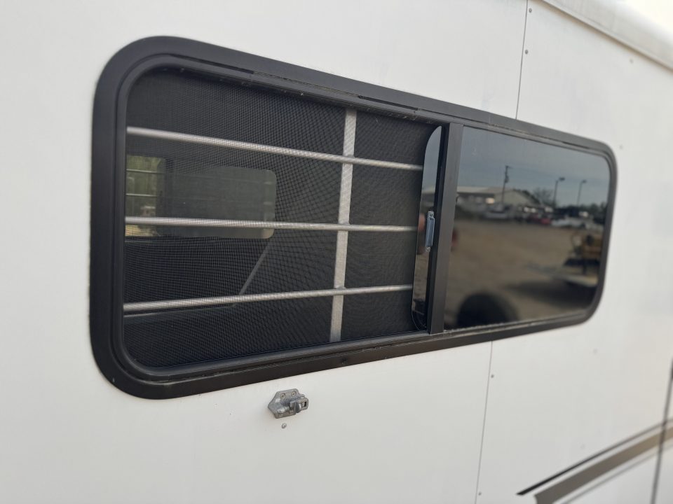 Used 2005 Sundowner Sunlite 777 w/Dress Horse Trailer