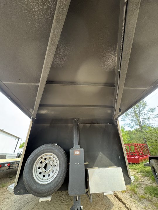 Used 2005 Sundowner Sunlite 777 w/Dress Horse Trailer
