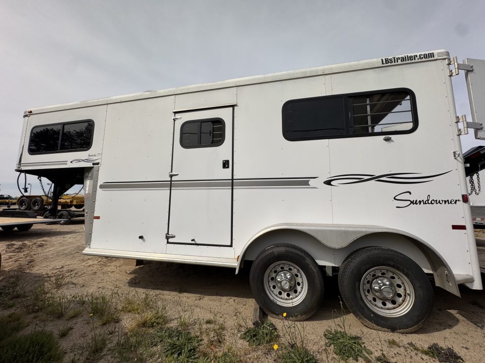 Used 2005 Sundowner Sunlite 777 w/Dress Horse Trailer