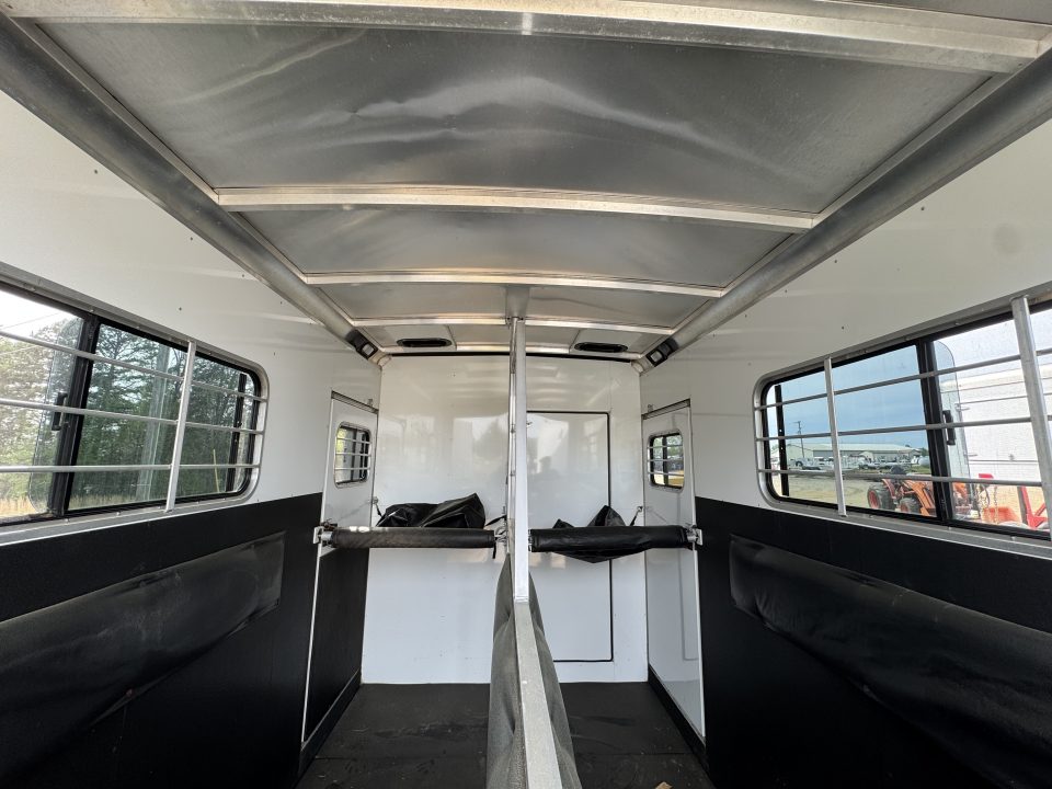Used 2005 Sundowner Sunlite 777 w/Dress Horse Trailer