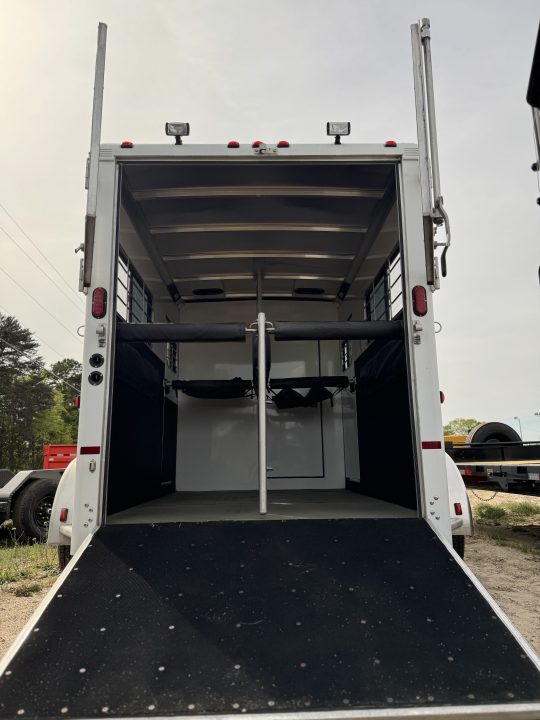 Used 2005 Sundowner Sunlite 777 w/Dress Horse Trailer