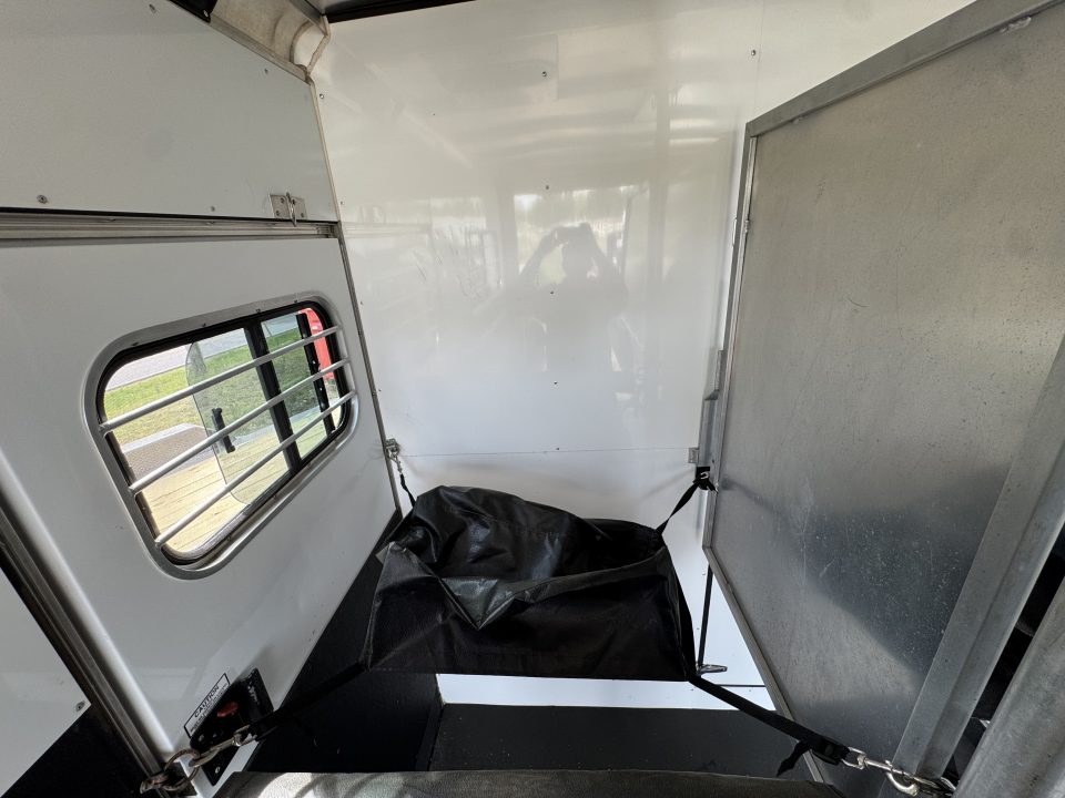 Used 2005 Sundowner Sunlite 777 w/Dress Horse Trailer