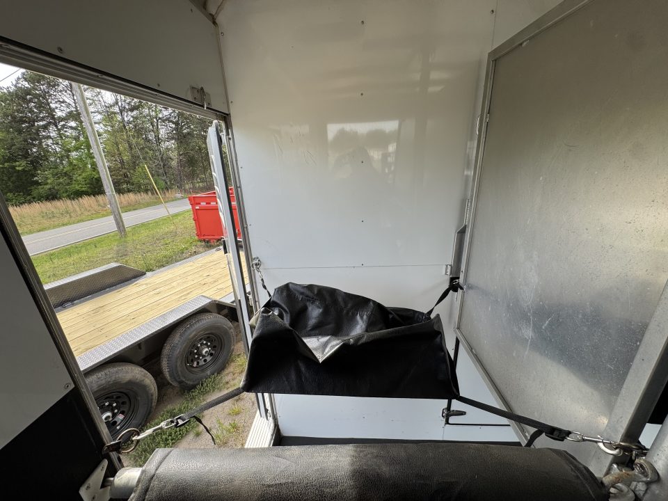 Used 2005 Sundowner Sunlite 777 w/Dress Horse Trailer