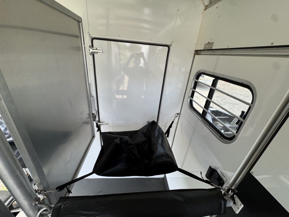 Used 2005 Sundowner Sunlite 777 w/Dress Horse Trailer