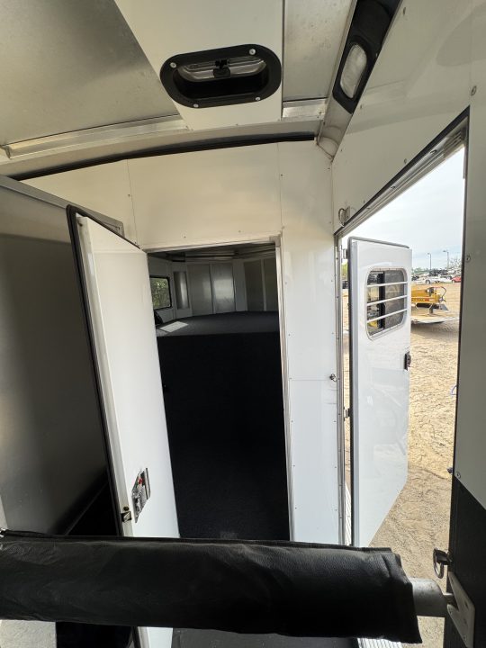 Used 2005 Sundowner Sunlite 777 w/Dress Horse Trailer